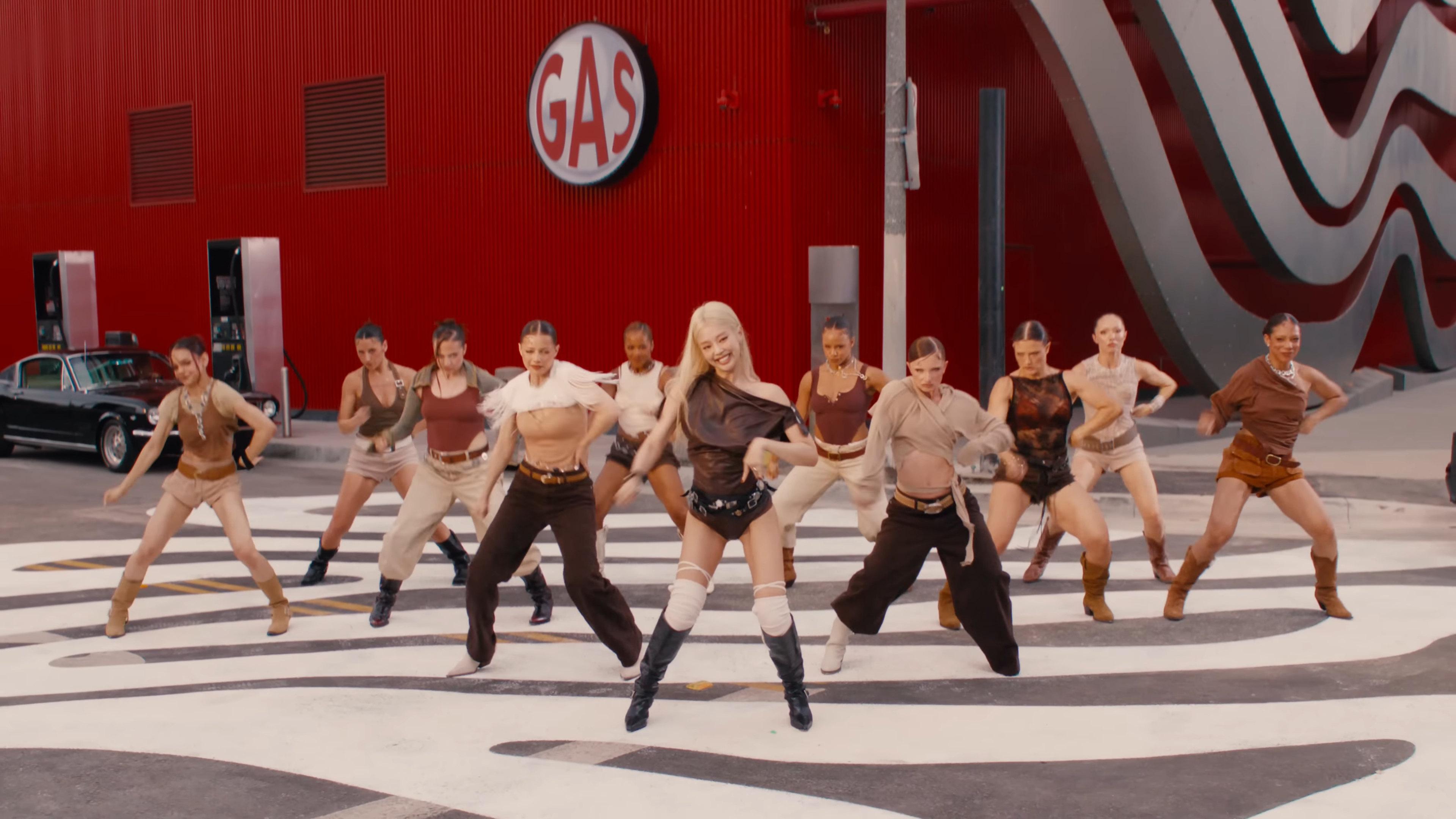 아크네 스튜디오의 레더 소재 보디수트를 착용한 제니